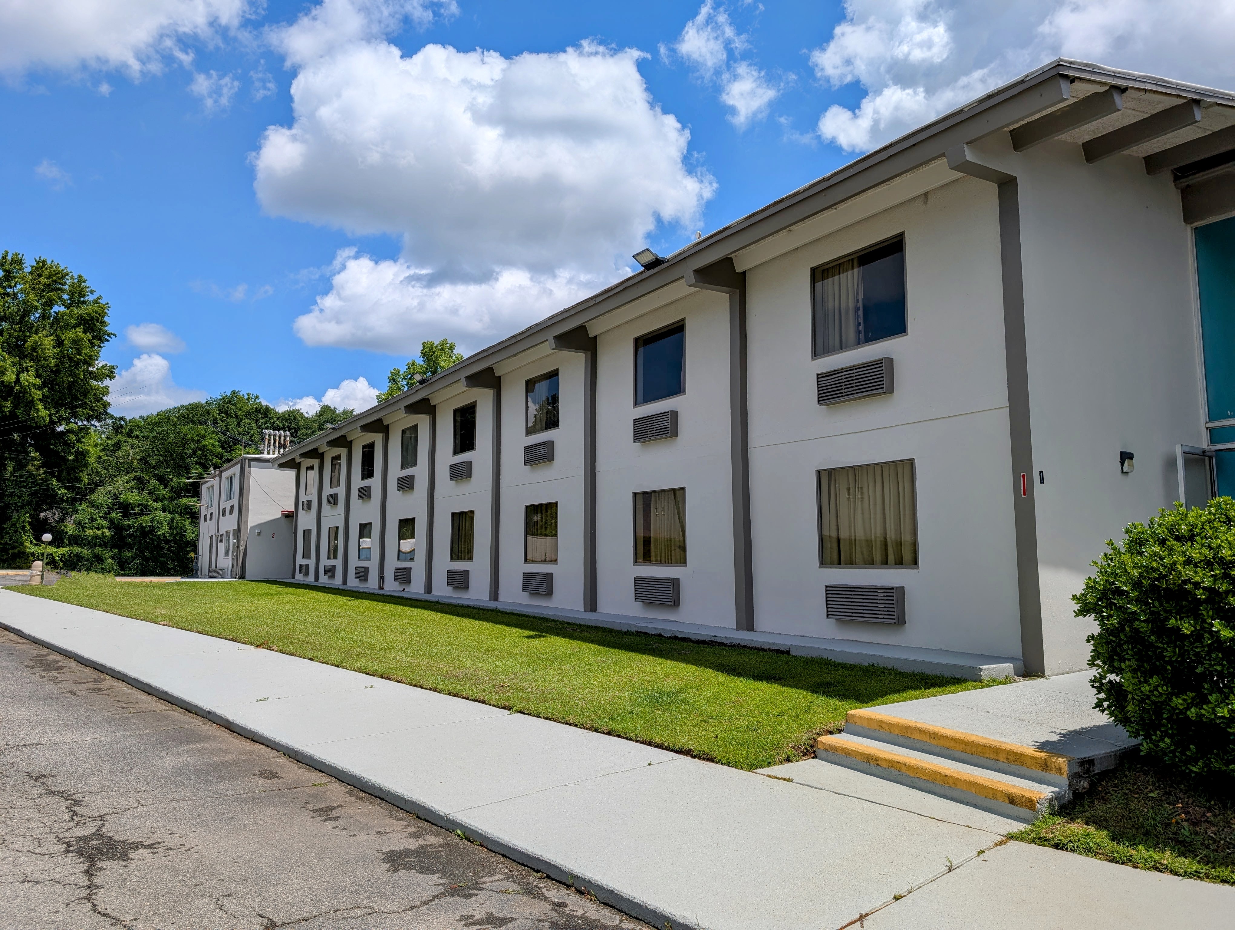 Forsythia Inn clean property exterior and parking lot views